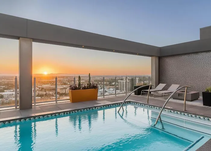 Apartment Boulevard Highrise Stu Sky Pool Parking Gym 44 *